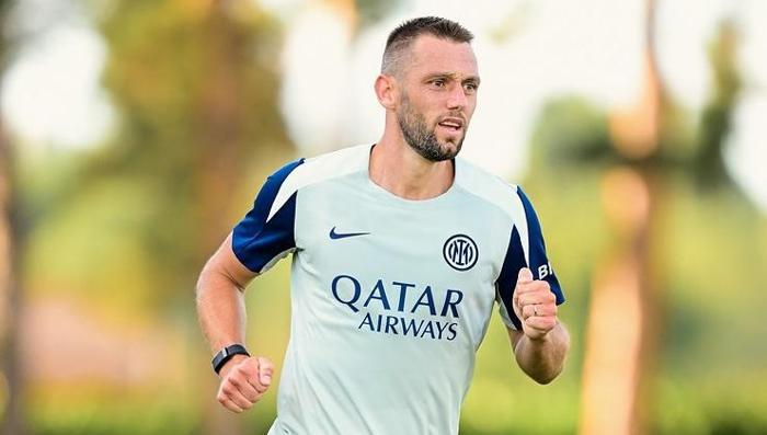 BİRLİKTE 165 MAÇ
Skriniar ve De Vrij, birlikte 165 maça çıktı, bunların 65’inde gol yenmedi, 98 galibiyet, 35 beraberlik ve 32 yenilgi alındı. O dönem genelde 3’lü savunmayla oynayan Inter, 1 Serie A, 2 İtalya Kupası ve 2 İtalya Süper Kupası şampiyonluğu yaşadı.