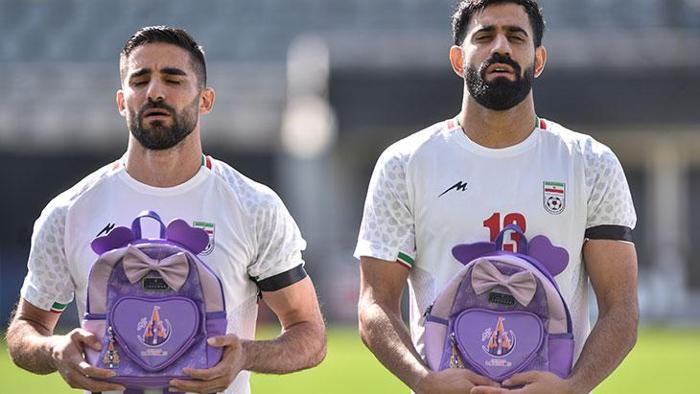 Sahaya okul çantasıyla çıktılar; İranlı futbolcular kaybedilen çocukları unutmadı