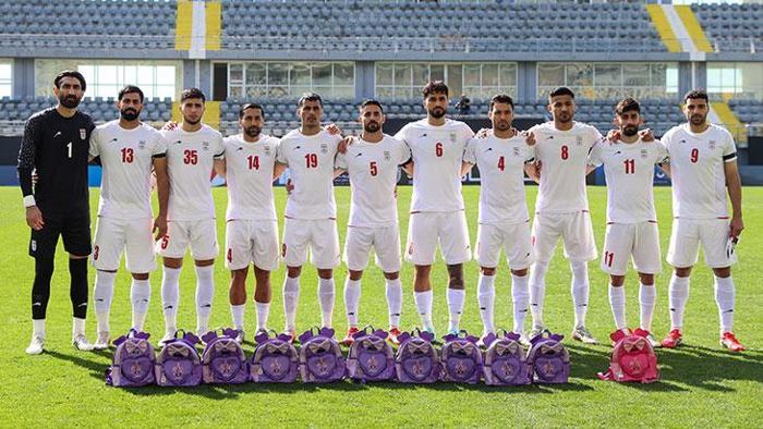 Sahaya okul çantasıyla çıktılar; İranlı futbolcular kaybedilen çocukları unutmadı