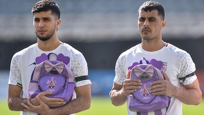 Sahaya okul çantasıyla çıktılar; İranlı futbolcular kaybedilen çocukları unutmadı