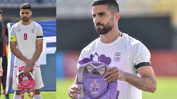 Sahaya okul çantasıyla çıktılar; İranlı futbolcular kaybedilen çocukları unutmadı