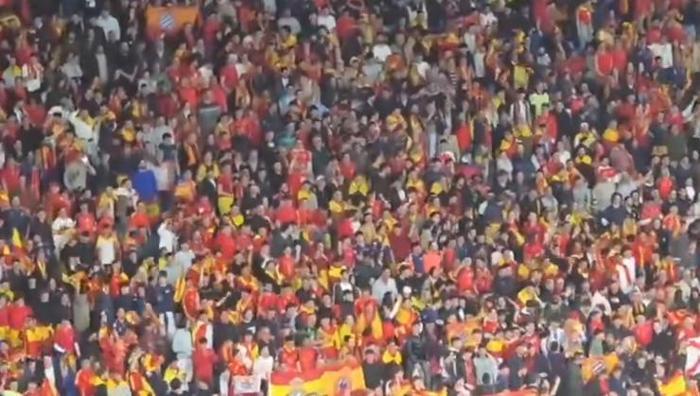 Zıplamayan Müslüman Milli maçta ırkçı tezahürat Avrupanın ortasında Yok artık dedirten ifadeler