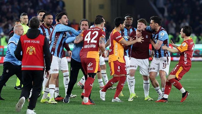 Galatasaray kaptanı Icardiden tepkiler sonrası olay paylaşım Beni eleştirin, arkamdakiler...