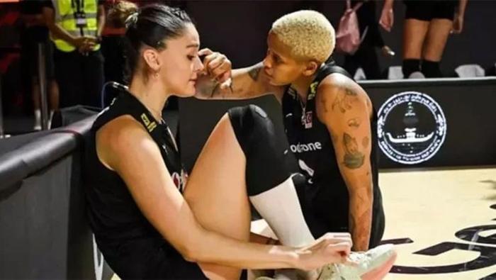 Zehra Güneş ve Melissa Vargasın tavırları olay oldu Filenin Sultanlarından şarkılı gönderme