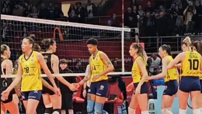 Zehra Güneş ve Melissa Vargasın tavırları olay oldu Filenin Sultanlarından şarkılı gönderme
