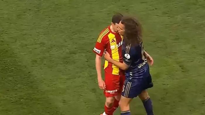 FENERBAHÇENİN KIRMIZI KART BEKLEDİĞİ POZİSYON