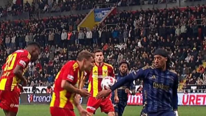KAYSERİSPORUN PENALTI BEKLEDİĞİ POZİSYONDA DEVAM KARARI DOĞRU MU