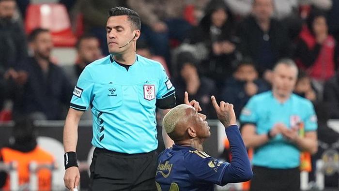Tercihleri eleştiri konusu olacak seviyede Süper Ligde 29. haftanın hakem raporu | Fenerbahçenin kırmızı kart beklediği pozisyon...