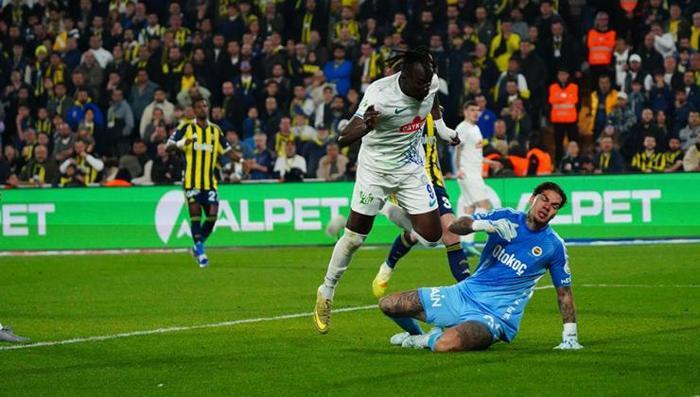 Fenerbahçenin belalısı Sowe Kadıköyde kabus