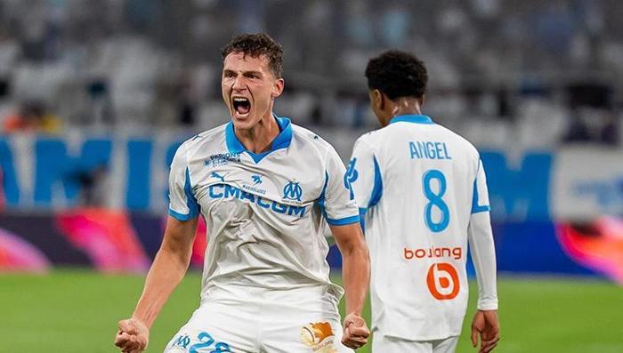 PAVARD İÇİN GALATASARAY DA DEVREDE