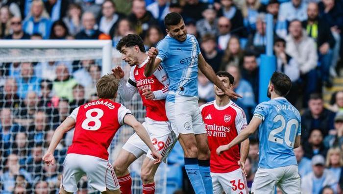 Artık bıktım Arsenal taraftarı kadın çıldırdı: Üstündeki formayı yırtıp attı