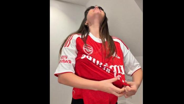 Artık bıktım Arsenal taraftarı kadın çıldırdı: Üstündeki formayı yırtıp attı