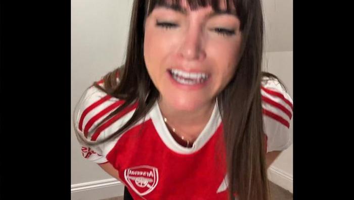 Artık bıktım Arsenal taraftarı kadın çıldırdı: Üstündeki formayı yırtıp attı