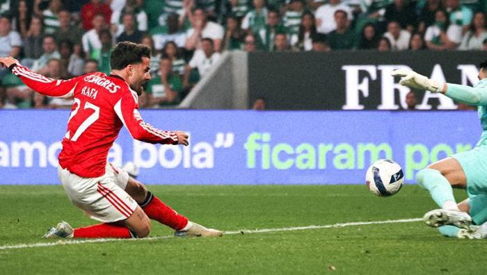 Sporting CP-Benfica maçına Rafa Silva damgası 90+3te gelen gol Mourinhoyu coşturdu: Kameralara olay hareket