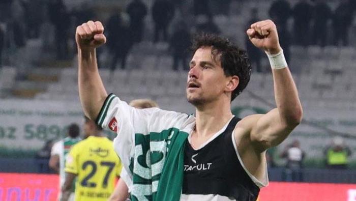 JEVTOVIC TOPU AĞLARA GÖNDERDİ
