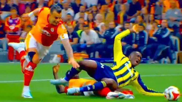 DAVINSONUN MÜDAHALESİNDE PENALTI BEKLENEN POZİSYON