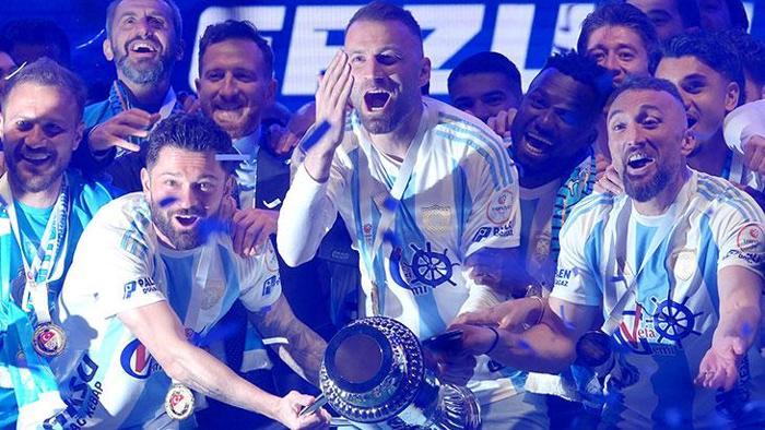Süper Ligin yeni takımı Erzurumspor FK şampiyonluk kupasını aldı