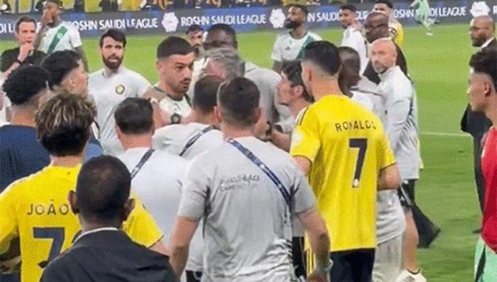 AL-NASSR FUTBOLCULARI MERİHİN ÜZERİNE OYNADI