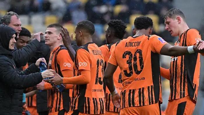 Arda Turanın Shaktarı şampiyonluğa çok yakın Derbide Kievi devirdi