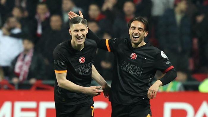 Galatasarayda Dursun Özbekten Fenerbahçe tarifesi Hedef Antalyaspor maçı...