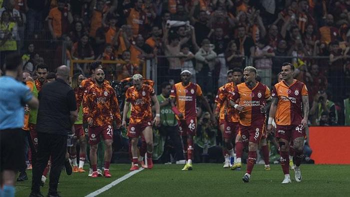 Fenerbahçenin eski oyuncusu Jhon Durandan olay hareket Galatasaray paylaşımına beğeni