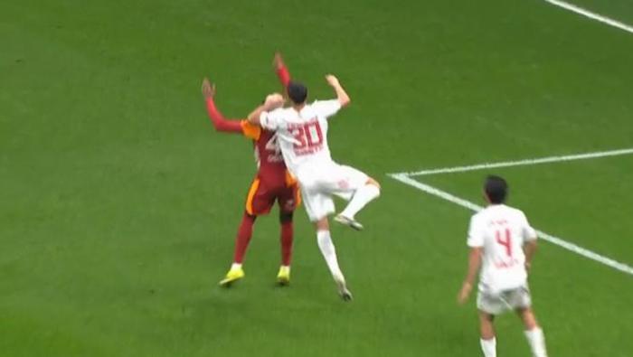 GALATASARAYIN PENALTI BEKLEDİĞİ POZİSYONDA DEVAM KARARI DOĞRU MU