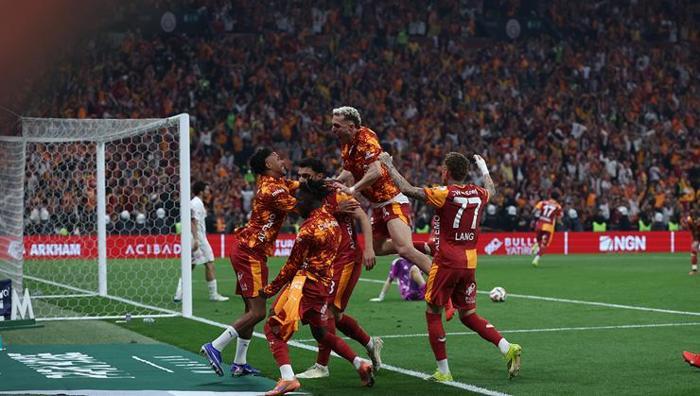 Kalp dayanmaz şampiyonluk Galatasarayın üst üste 4. şampiyonluğu dünyayı salladı: Saltanat sürüyor