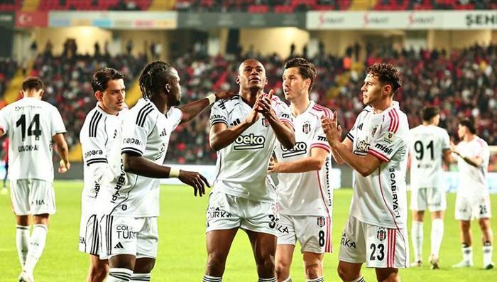 Beşiktaşta ayrılık kararı 2 yıldızın bileti kesildi