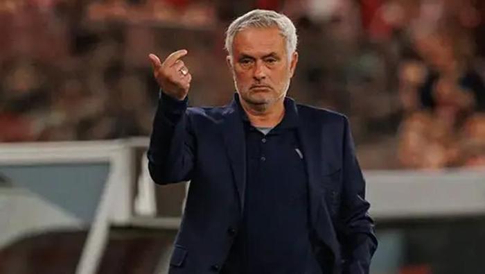 Mourinhodan Galatasarayın yıldızına kanca Yönetime talimat verdi