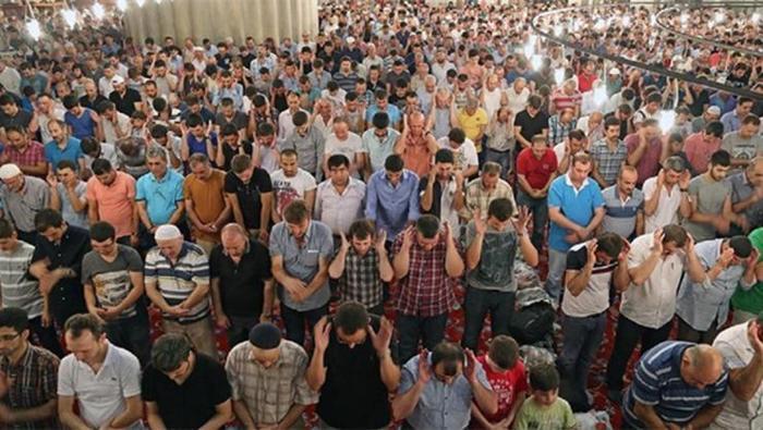 Bundan sonra imamla birlikte hareket edilerek: