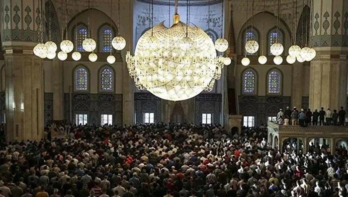 Bundan sonra imamla birlikte hareket edilerek: