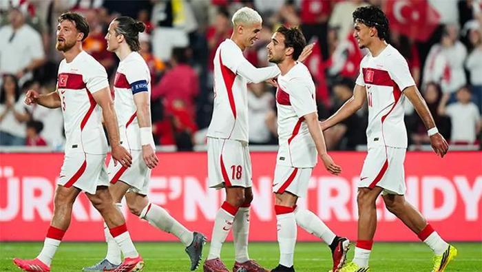 Çalhanoğlu gibi bir lidere sahip olmak teknik direktör için de büyük bir avantaj olsa gerek...