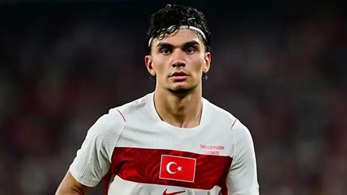 Galatasaray iki milli yıldızın peşinde Görüşmeler resmen başladı