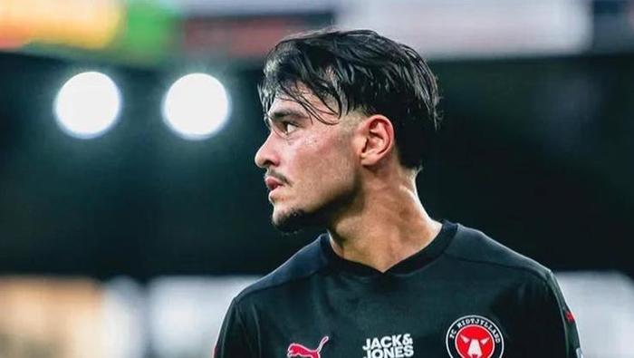 Galatasaray iki milli yıldızın peşinde Görüşmeler resmen başladı