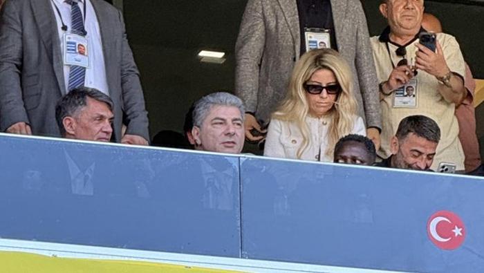 Fenerbahçede Maldini yine Hakan Safiyi yalnız bırakmadı Locasında yerini aldı