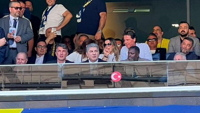 Fenerbahçede Maldini yine Hakan Safiyi yalnız bırakmadı Locasında yerini aldı