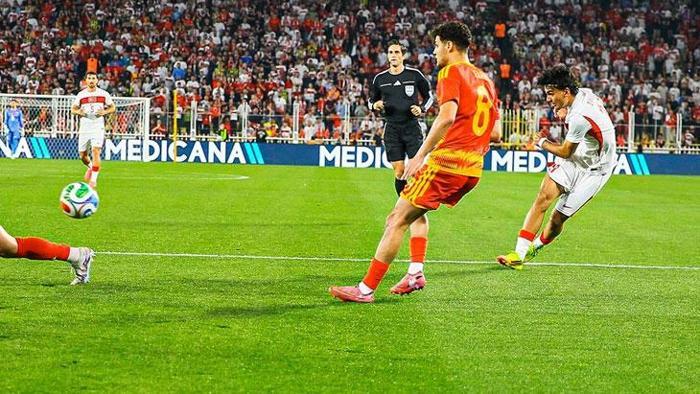 Alman medyası bu flörtü konuşuyor; Galatasaray, Can Uzunu istiyor çünkü...
