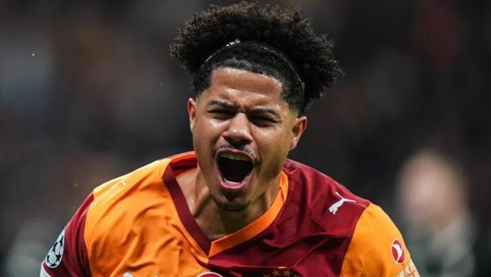 Galatasarayın yıldızının talipleri bitmiyor Napoli harekete geçti