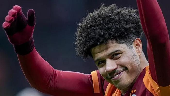 Galatasarayın yıldızının talipleri bitmiyor Napoli harekete geçti