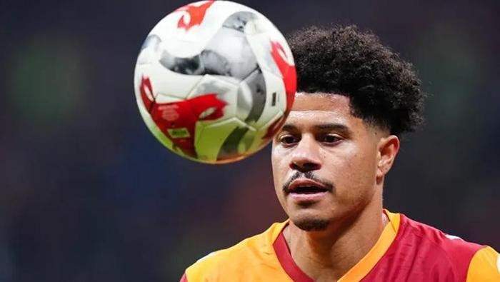 Galatasarayın yıldızının talipleri bitmiyor Napoli harekete geçti