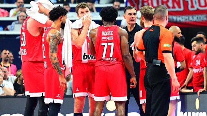 Tyrique Jones soyunma odasını bastı Ergin Atamanın yıldızına yumruklu saldırı