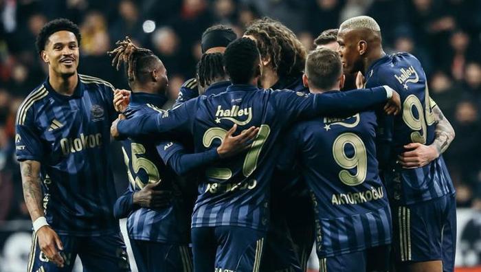 Stuttgarttan Fenerbahçeye transfer tekifi 18 milyon Euro hazır: Geldiği gibi gidiyor mu