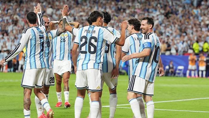 Dünya Kupasına damga vuran pozisyon Lionel Messiye kırmızı kart çıkmadı: Hakeme büyük tepki