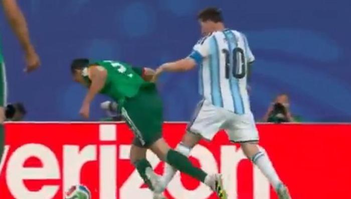 Dünya Kupasına damga vuran pozisyon Lionel Messiye kırmızı kart çıkmadı: Hakeme büyük tepki