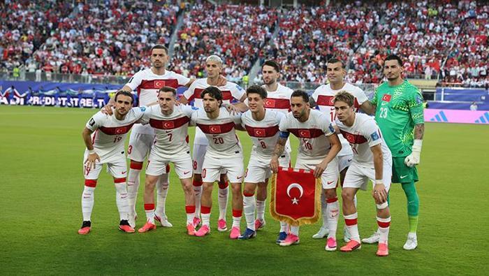 Türkiye havlu attı, Sinan Akçıl kendini tutamadı Bilseydim marşın adını Türkler Gidiyor yapardım