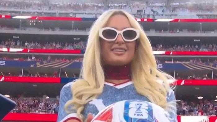 MAÇ TOPUNU PARIS HILTON GETİRDİ