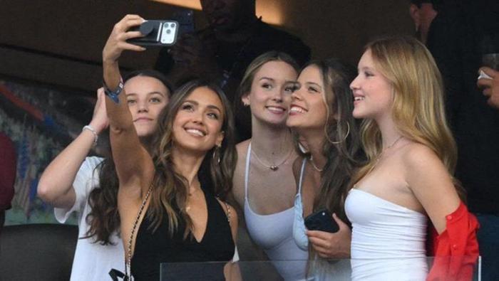 JESSICA ALBA DA MAÇI TAKİP ETTİ