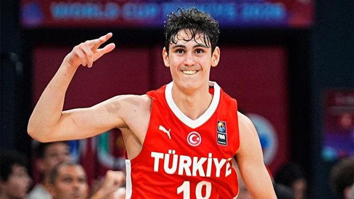 Ömer Kutluay büyük oynadı Demet Şener ve İbrahim Kutluaydan coşkulu kutlama