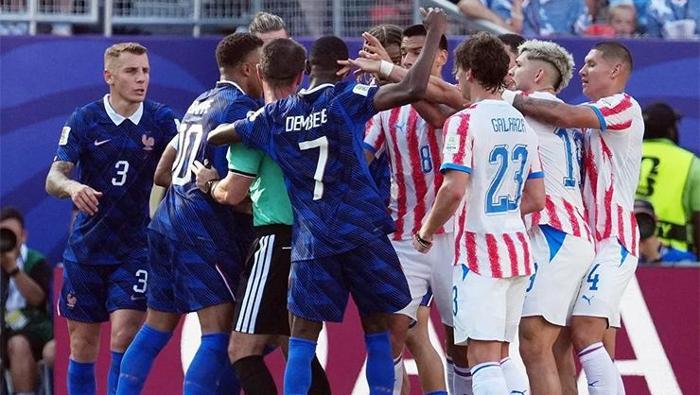 Fransa-Paraguay: Saha ringe döndü yumruk ve tekmeler havada uçuştu Mbappe çıldırdı Pisleşmemiz gerekiyorsa pisleşiriz
