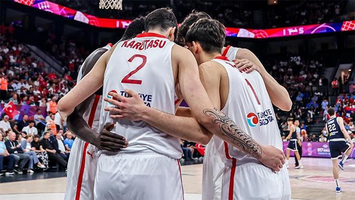 Ömer Kutluayın çabası bu kez yetmedi, Milliler Sırbistana mağlup oldu Demet Şener ve İbrahim Kutluaydan gurur dolu paylaşım
